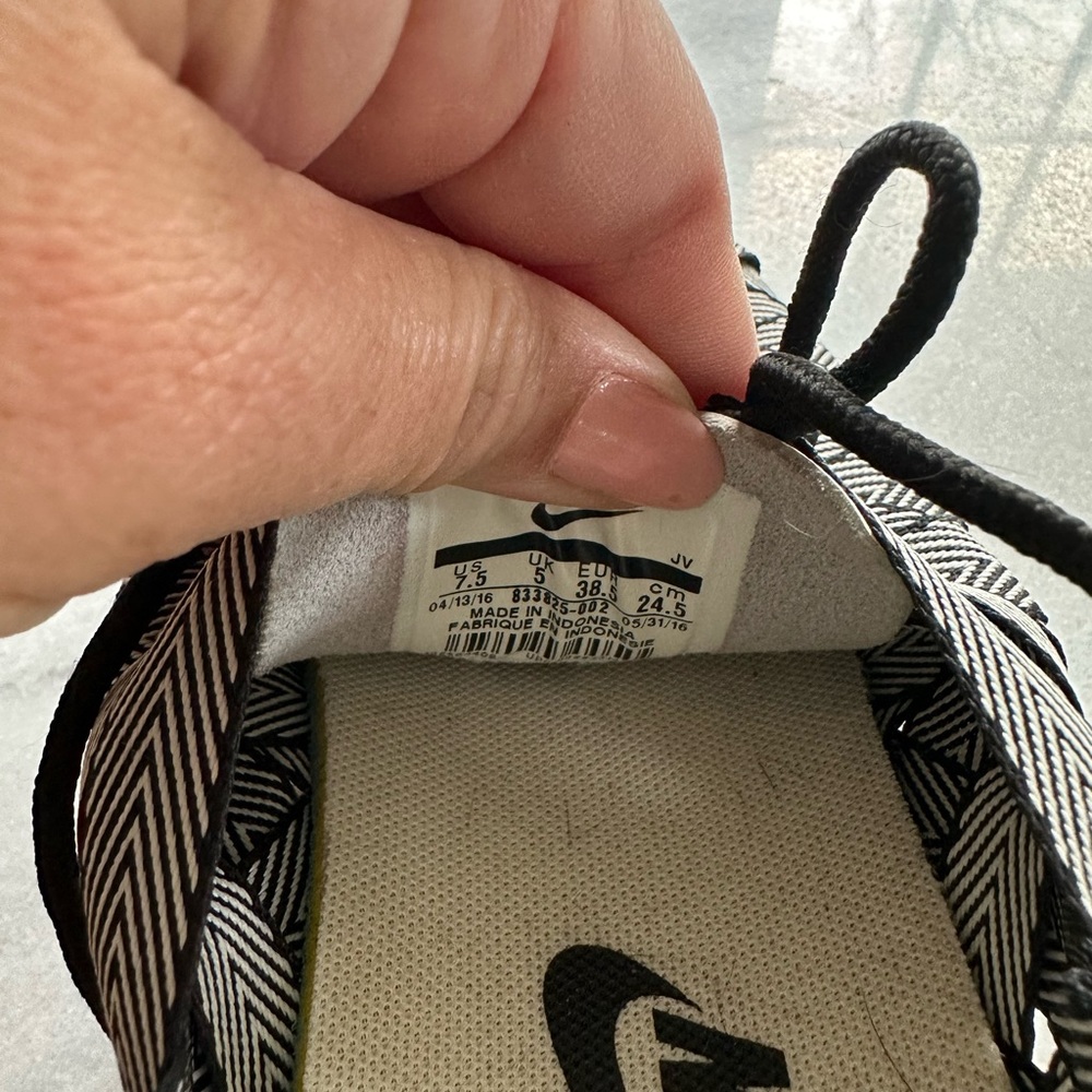 Nike Ribbon Shoes - Picture 4 of 6